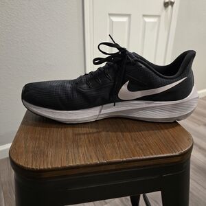 Nike Men's Black and White Sneakers
